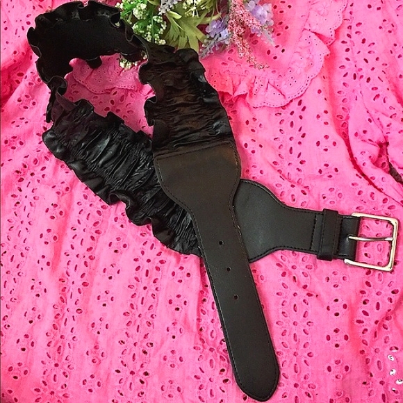 🌺🖤Express Black Ruffled Wide Stretch Belt (M/32 1/2”)🖤🌺 - Picture 2 of 5